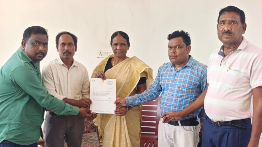 Gamharia : बड़काटांड़ व प्रतापपुर में जाहेरथान घेराबंदी कराने की मांग को लेकर सौंपा गया सांसद को ज्ञापन