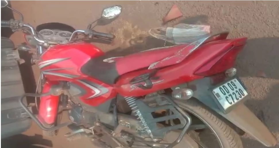 Gua : बड़बिल में दर्दनाक सड़क हादसा, हाइवा की चपेट में आने से टाटा स्टील कर्मचारी की मौत