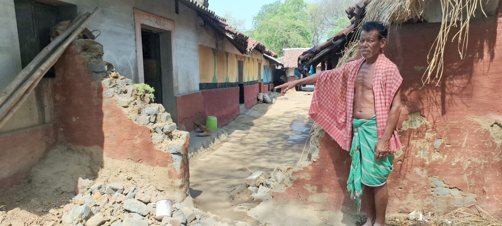 Potka : हाथी ने दो घरों को पहुंचाया नुकसान, घर के बाहर सो रहे लोग बाल-बाल बचें