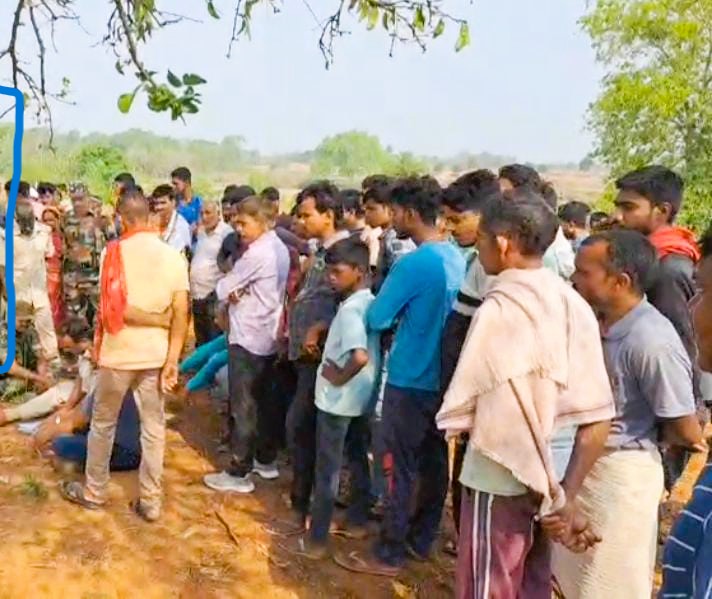 Deoghar: पेड़ से लटका मिला युवक का शव, परिजनों ने अपने विपक्षियों पर युवक की हत्या करने का लगाया आरोप