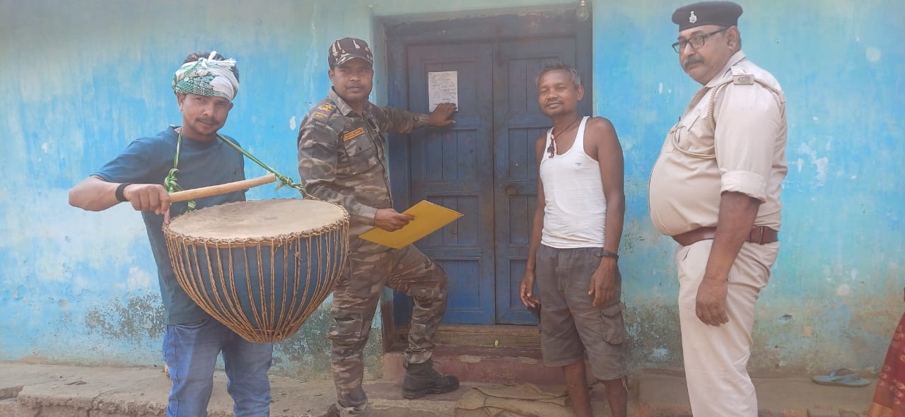 Gamharia : फरार आरोपियों के घरों पर पुलिस ने ढोल-नागाड़े के साथ चिपकाया इश्तिहार