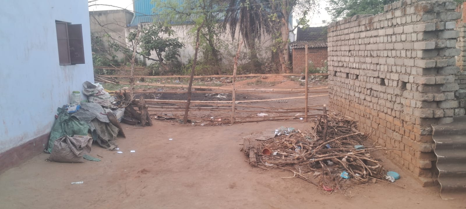 Gamharia : 35 परिवारों के सार्वजनिक रास्ता को दबंगों ने घेरा, एसपी व डीसी से शिकायत