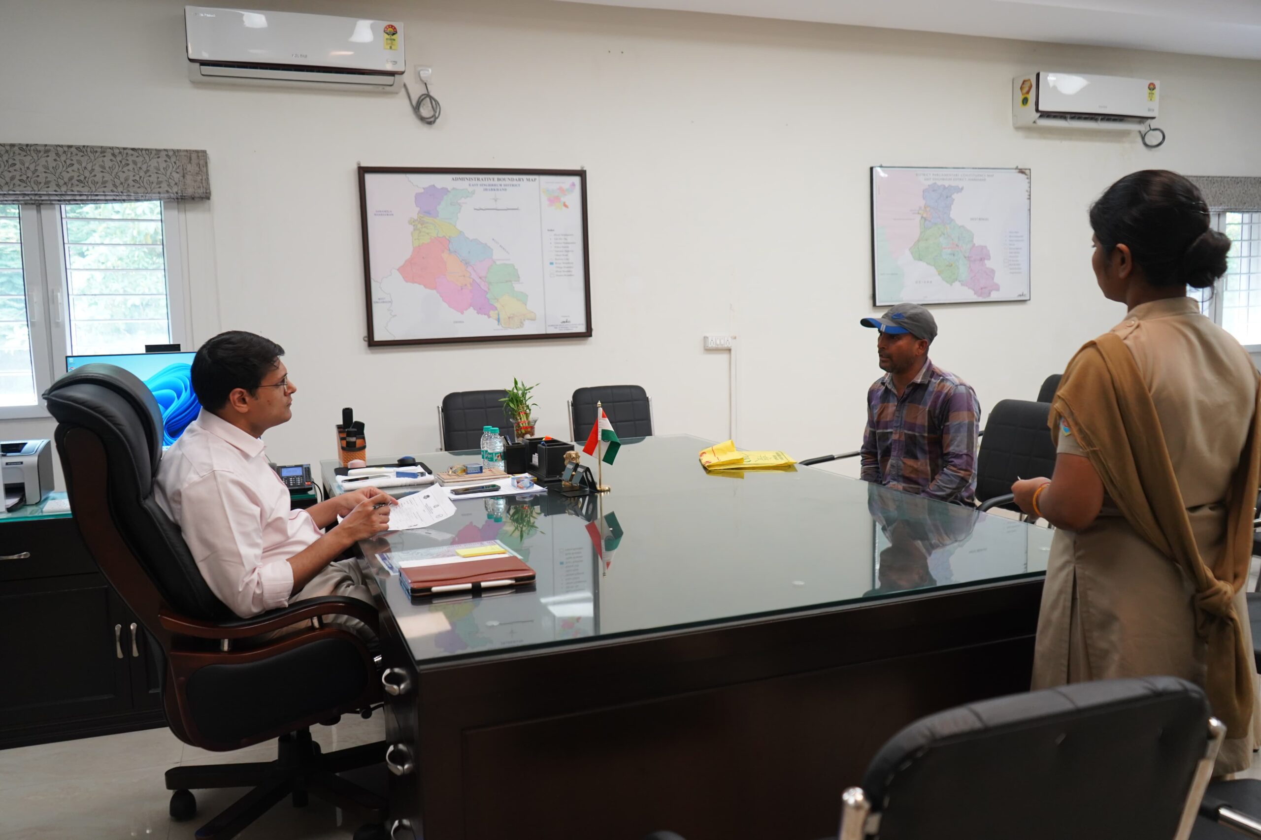 Jamshedpur: जनता दरबार में सुनी गईं आम लोगों की समस्याएं, सभी विभागों को समयबद्ध कार्रवाई का निर्देश