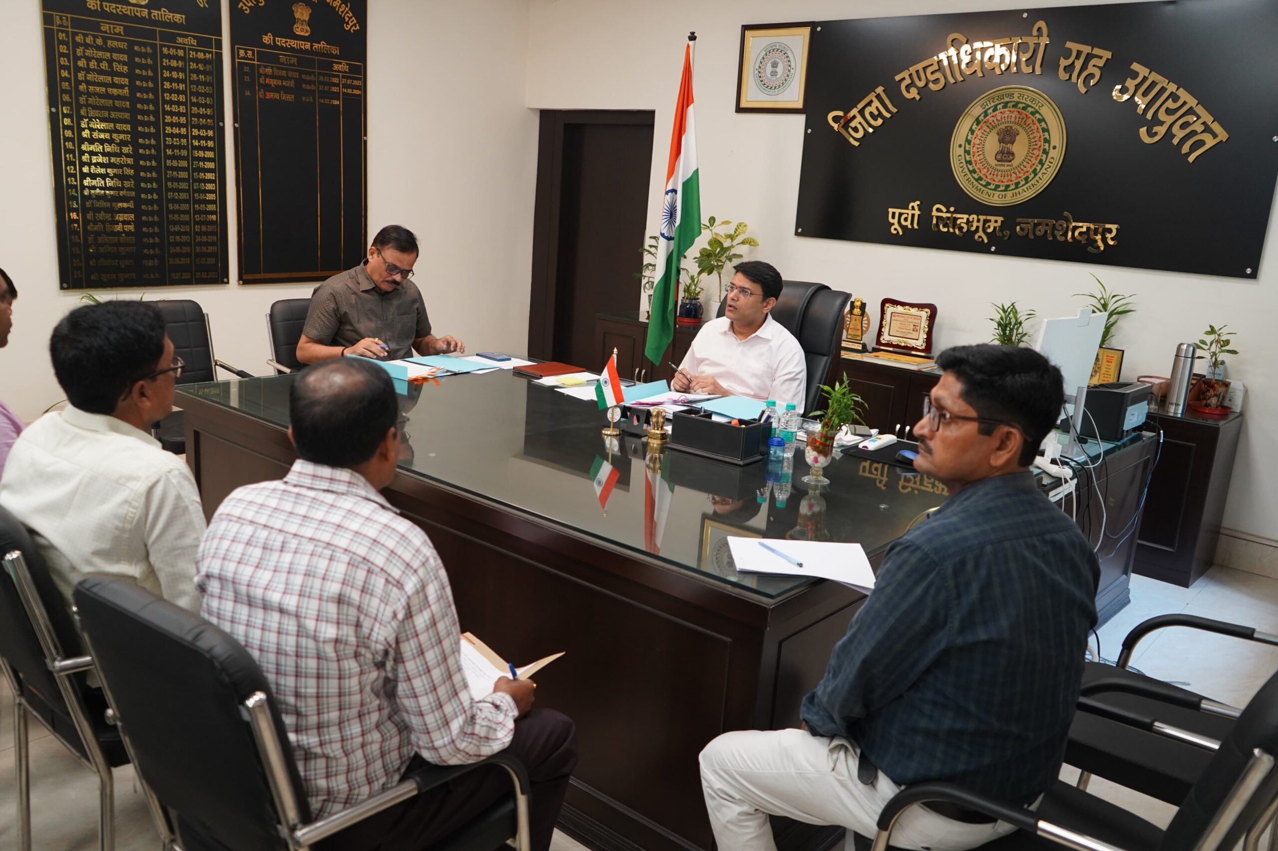 Jamshedpur: दस्तावेज़ों के रख-रखाव में लापरवाही नहीं चलेगी- DC अनन्य मित्तल