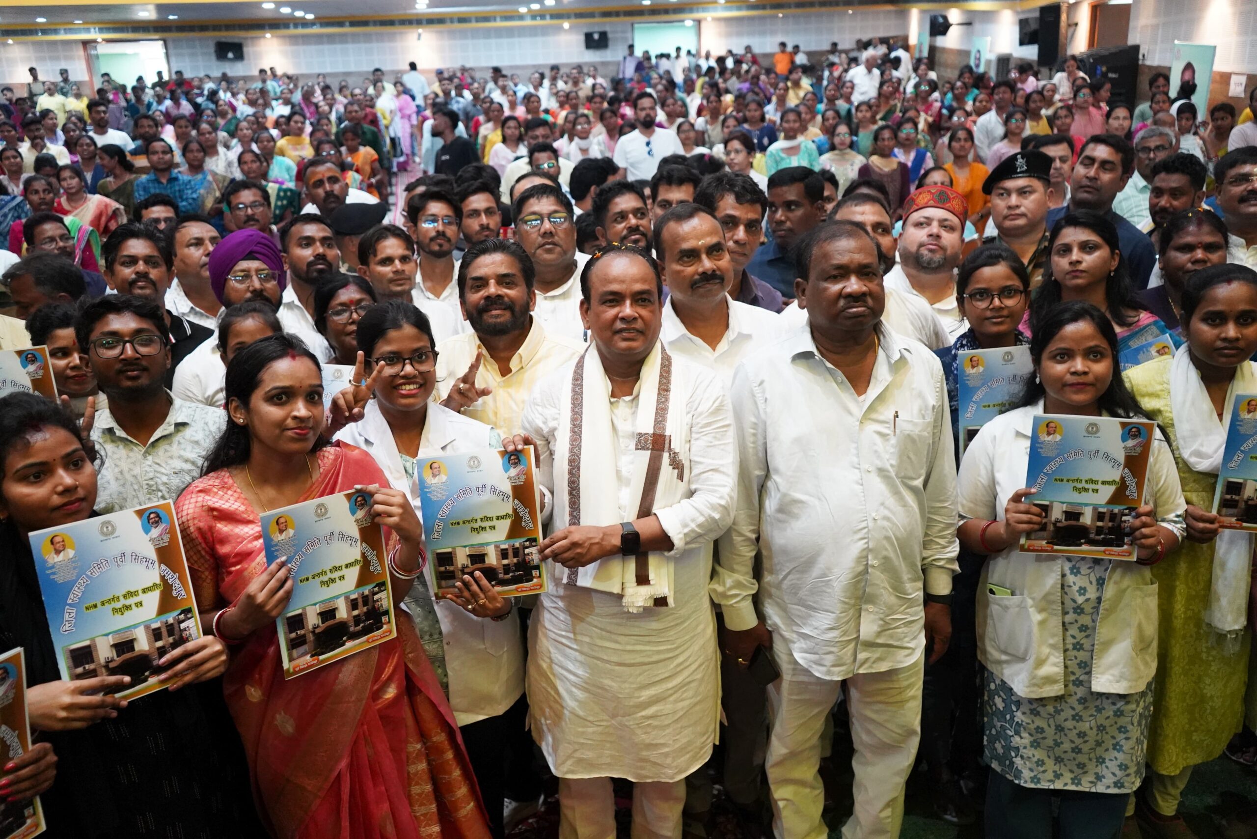 Jamshedpur: स्वास्थ्य विभाग के संविदा कर्मियों को स्वास्थ्य मंत्री सौंपा नियुक्ति पत्र