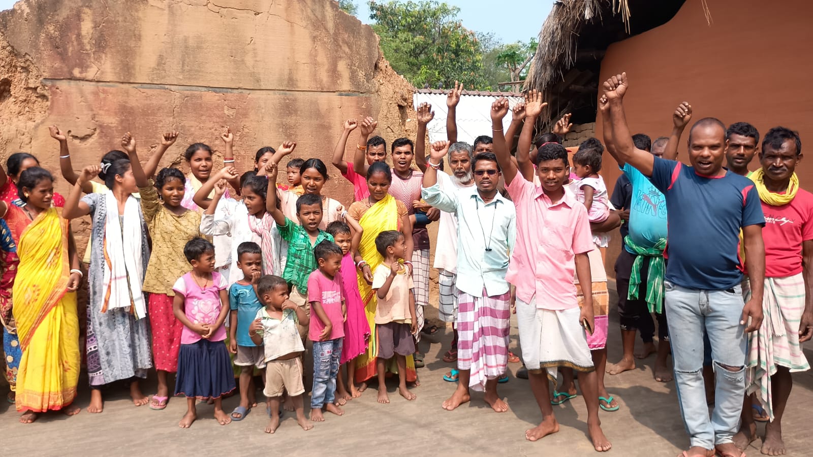 Jadugora : आजादी के दशकों बाद भी मूलभूत सुविधाओं से वंचित ग्रामीण, खोखले साबित हो रहे प्रशासन के दावे