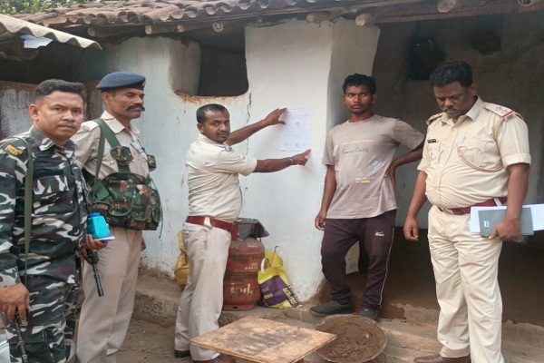 Jamshedpur  : सुंदरनगर पुलिस ने टोंटो एवं झींकपानी थाना क्षेत्र के फरार आरोपियों के घर पर चिपकाया इश्तेहार