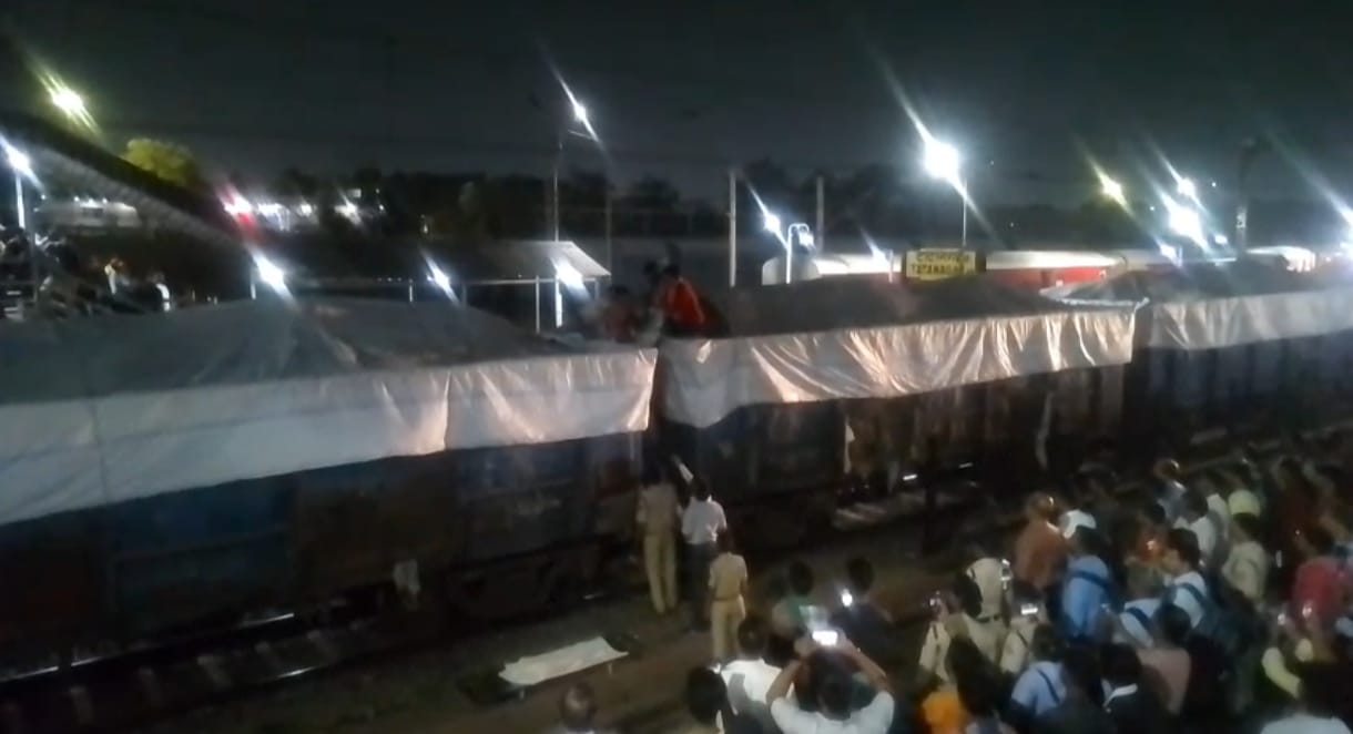 Jamshedpur: यात्री का पर्स चोरी कर भाग रहा नाबालिग मालगाड़ी पर चढ़ा, ओवर हेड वायर की चपेट में आकर घायल