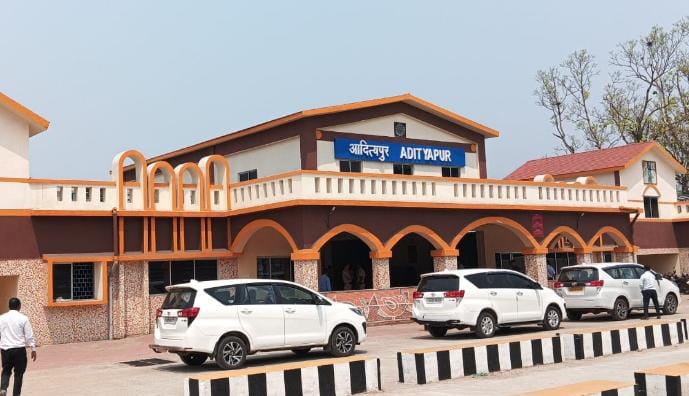 Adityapur : जनकल्याण मोर्चा ने आदित्यपुर रेलवे स्टेशन पर एक्सप्रेस ट्रेनों के ठहराव की मांग की