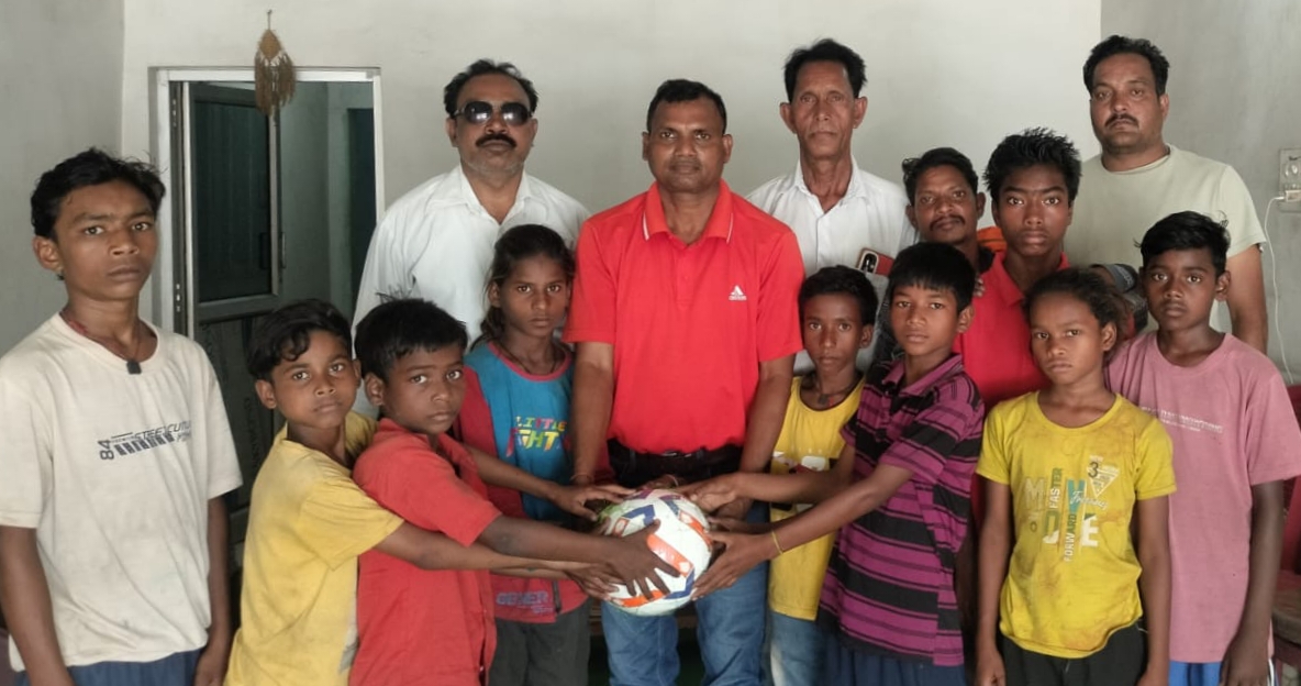 Gamharia : जिला परिषद सदस्य ने बच्चों के बीच खेल सामग्री का किया वितरण