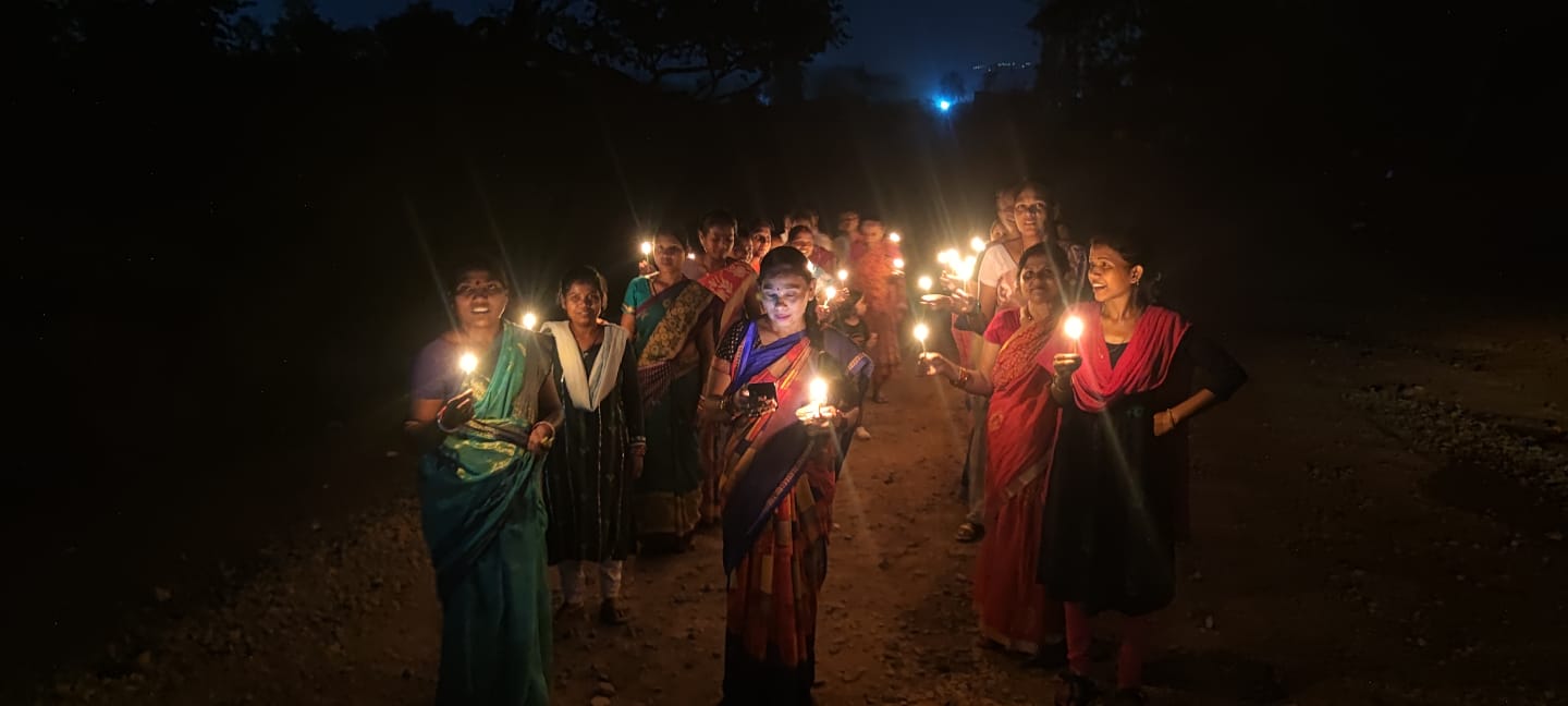 Gua : महिलाओं ने कैंडल मार्च निकाल पहलगाम के शहीदों को दी श्रद्धांजलि