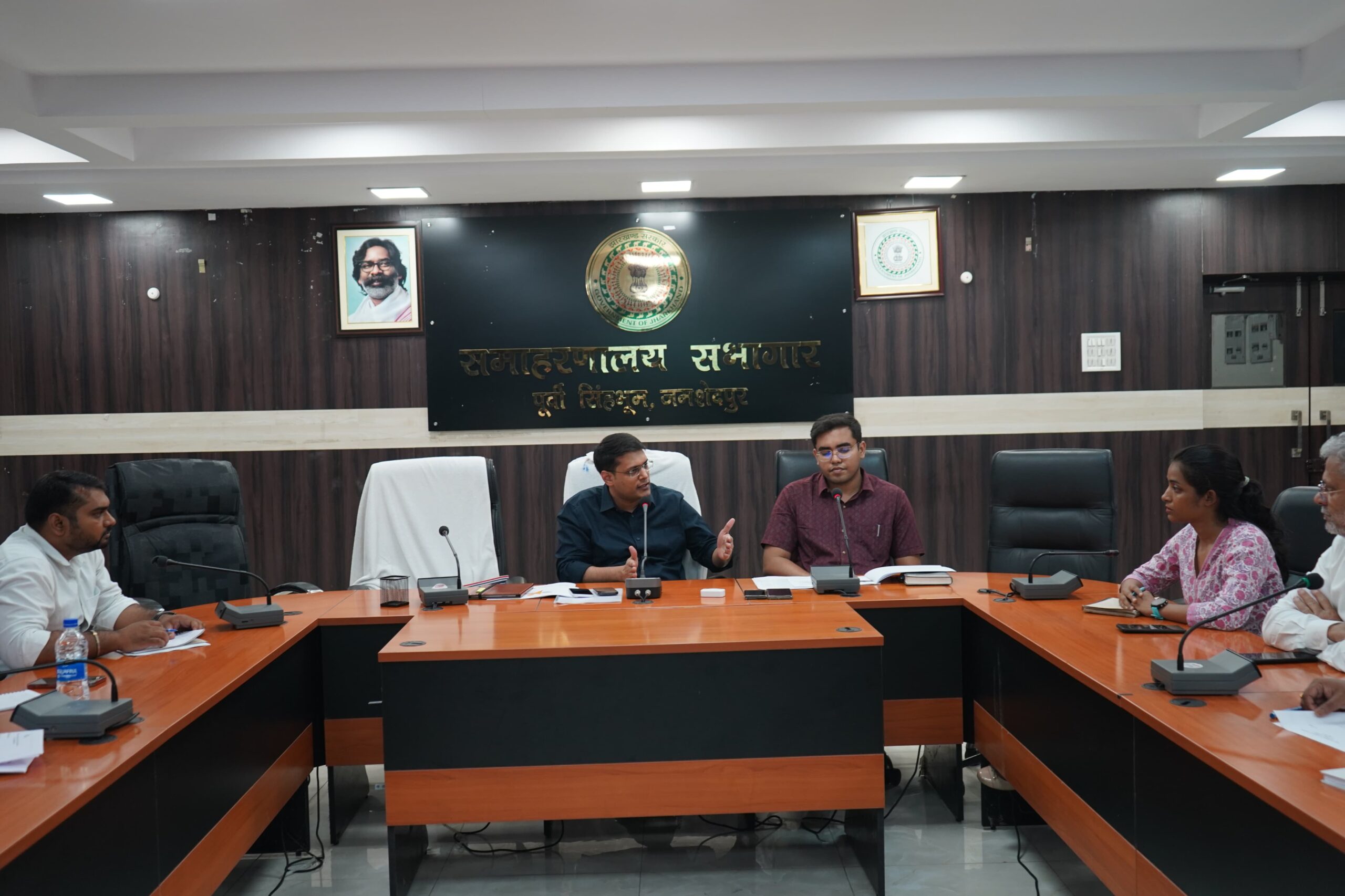 Jamshedpur : डीसी ने कंपनी व संस्थाओं के प्रतिनिधि के साथ की बैठक, छात्रों के एक्सपोजर विजिट कार्यक्रम पर चर्चा