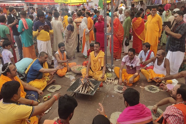 भारत-पाक तनाव : शहीद सैनिकों की आत्मा की शांति को बाबा बैद्यनाथ मंदिर प्रांगण में हुआ हवन व पूजन