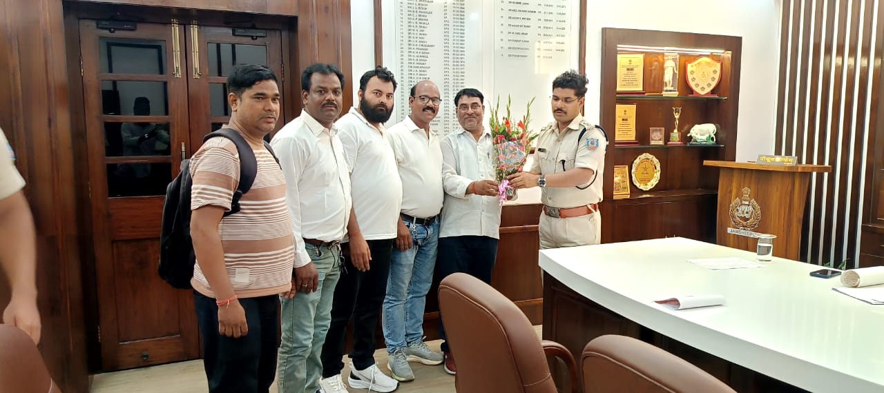 Jamshedpur : जेजेडब्लूए का प्रतिनिधिमंडल एसएसपी से मिला, प्रदेश महासचिव व संस्थापक सदस्य की छवि धूमिल करने वाले न्यूज पोर्टल के संचालक पर कार्रवाई की मांग