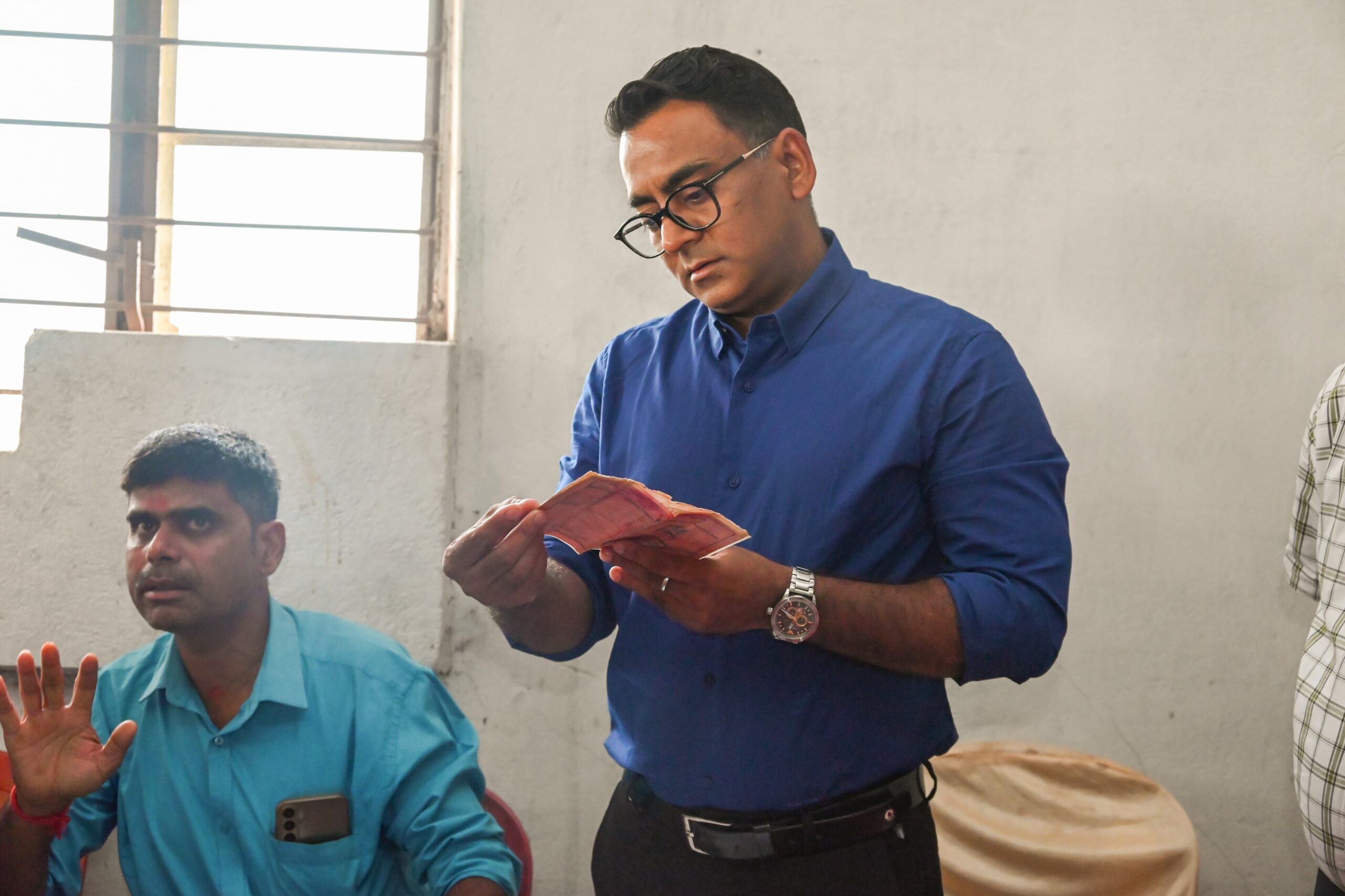 Deoghar: आधार सीडिंग कैंप का DC ने किया निरीक्षण, टोकन सिस्टम लागू करने का निर्देश