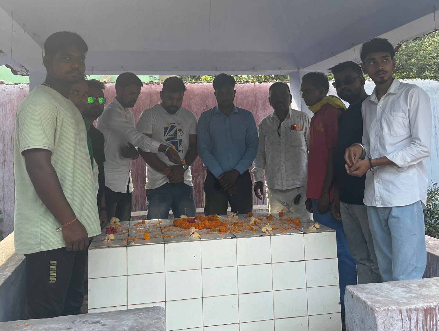 Gamharia: मजदूर नेता रतिलाल महतो को JLKM ने किया नमन, समाधि स्थल की गंदगी देख भड़के – की सफाई