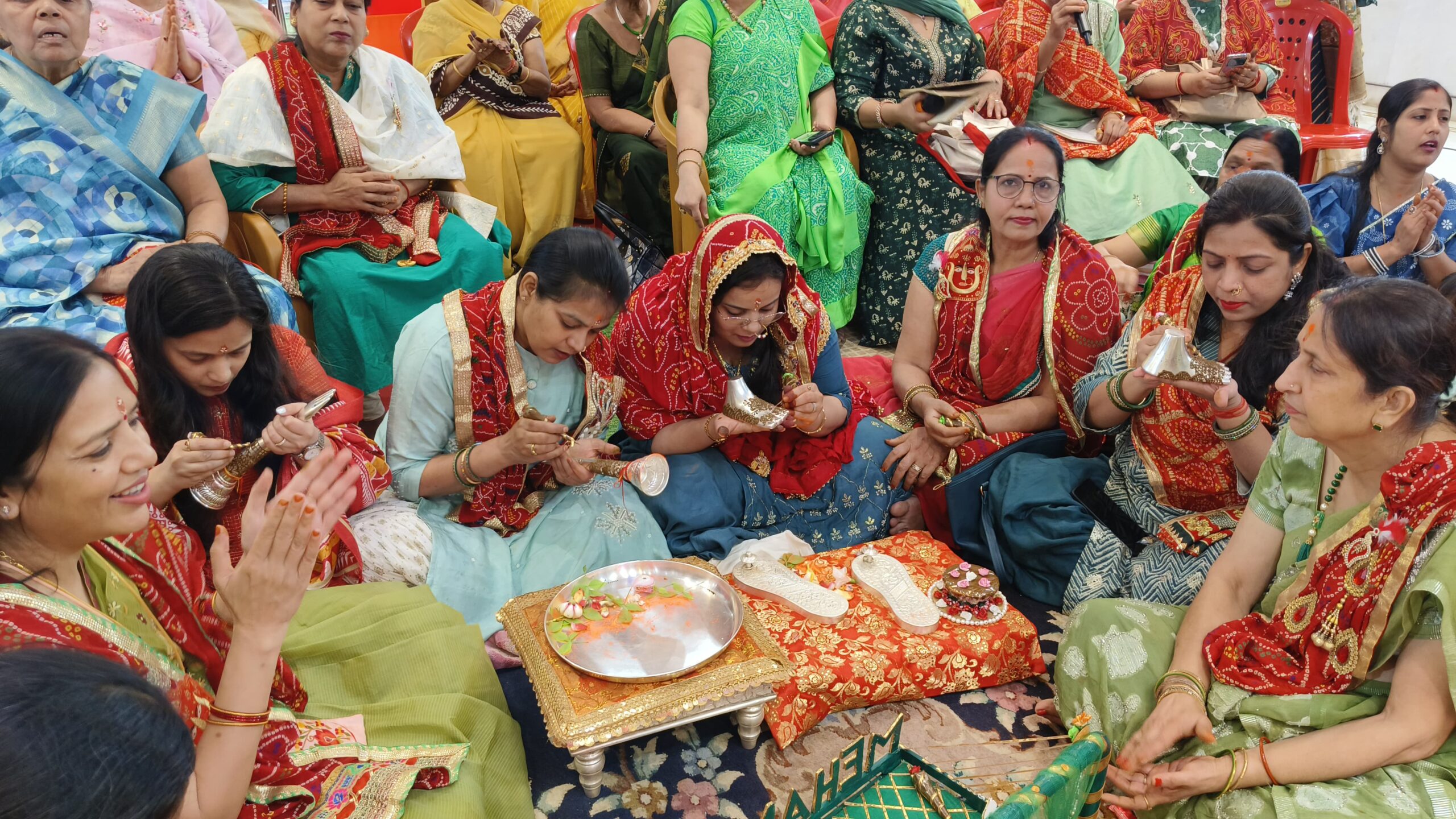 Deoghar: श्री राणी शक्ति मंदिर वार्षिकोत्सव का दूसरा दिन, मेंहदी उत्सव में छाया राजस्थानी लोक-संस्कृति का रंग