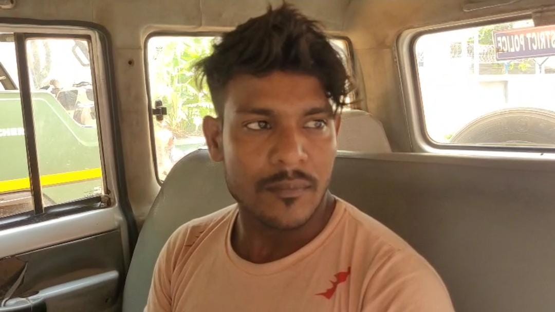 Jhargram: फर्जी नंबर प्लेट से हो रही थी बालू तस्करी – परमिट भी नहीं था, चालक गिरफ्तार