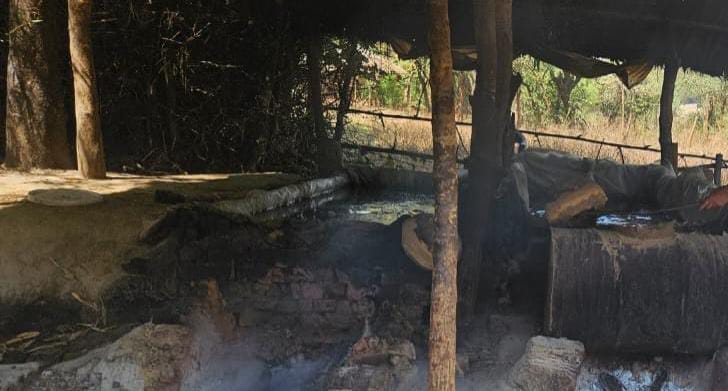 Chandil: अवैध देशी शराब का कारोबार जोरों पर -जमशेदपुर से बंगाल तक होती है आपूर्ति, पुलिस पर संरक्षण देने के आरोप