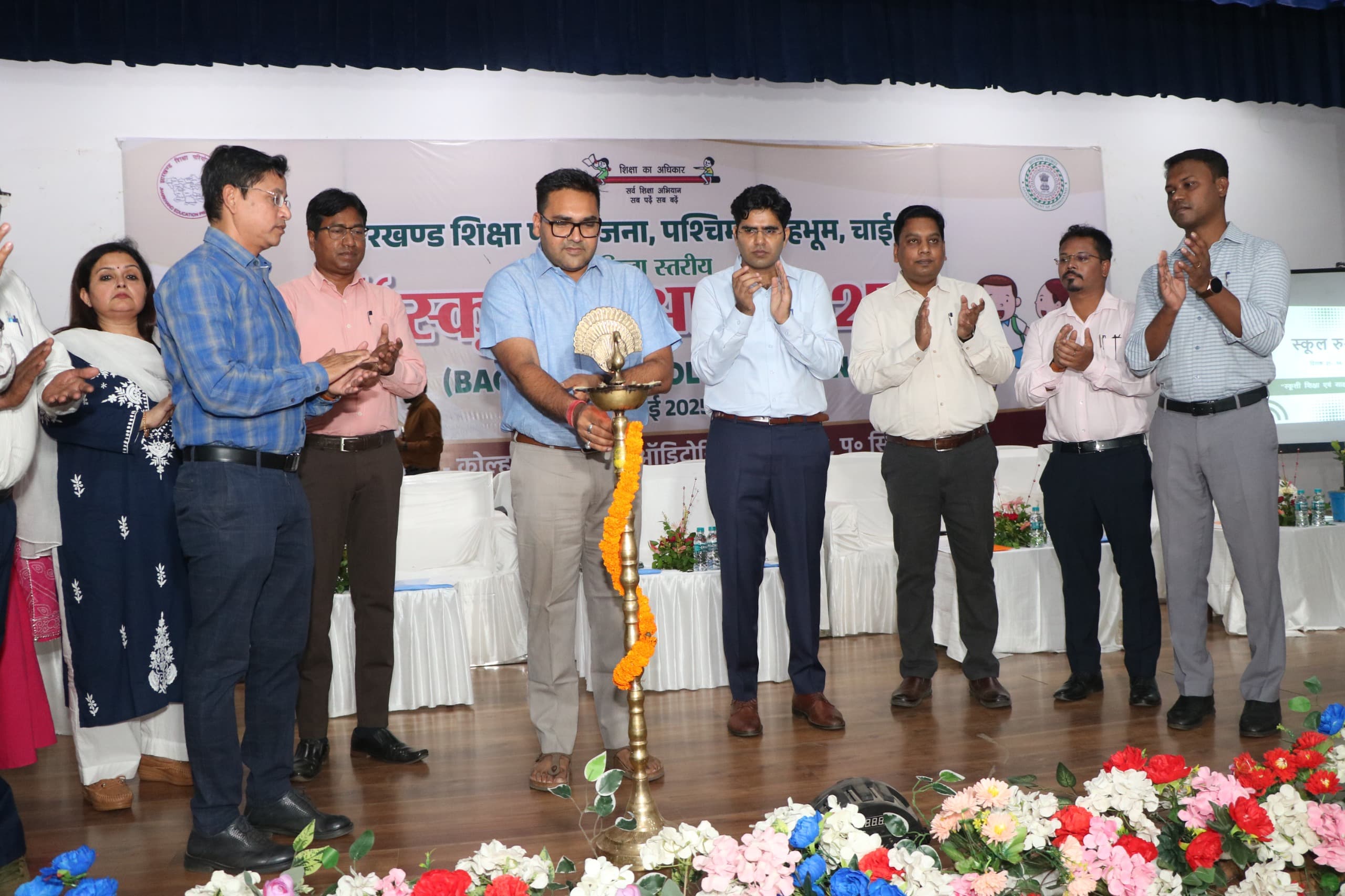 West Singhbhum: शिक्षा रथ को दिखाई गई हरी झंडी, स्कूल वापसी अभियान को मिली नई गति