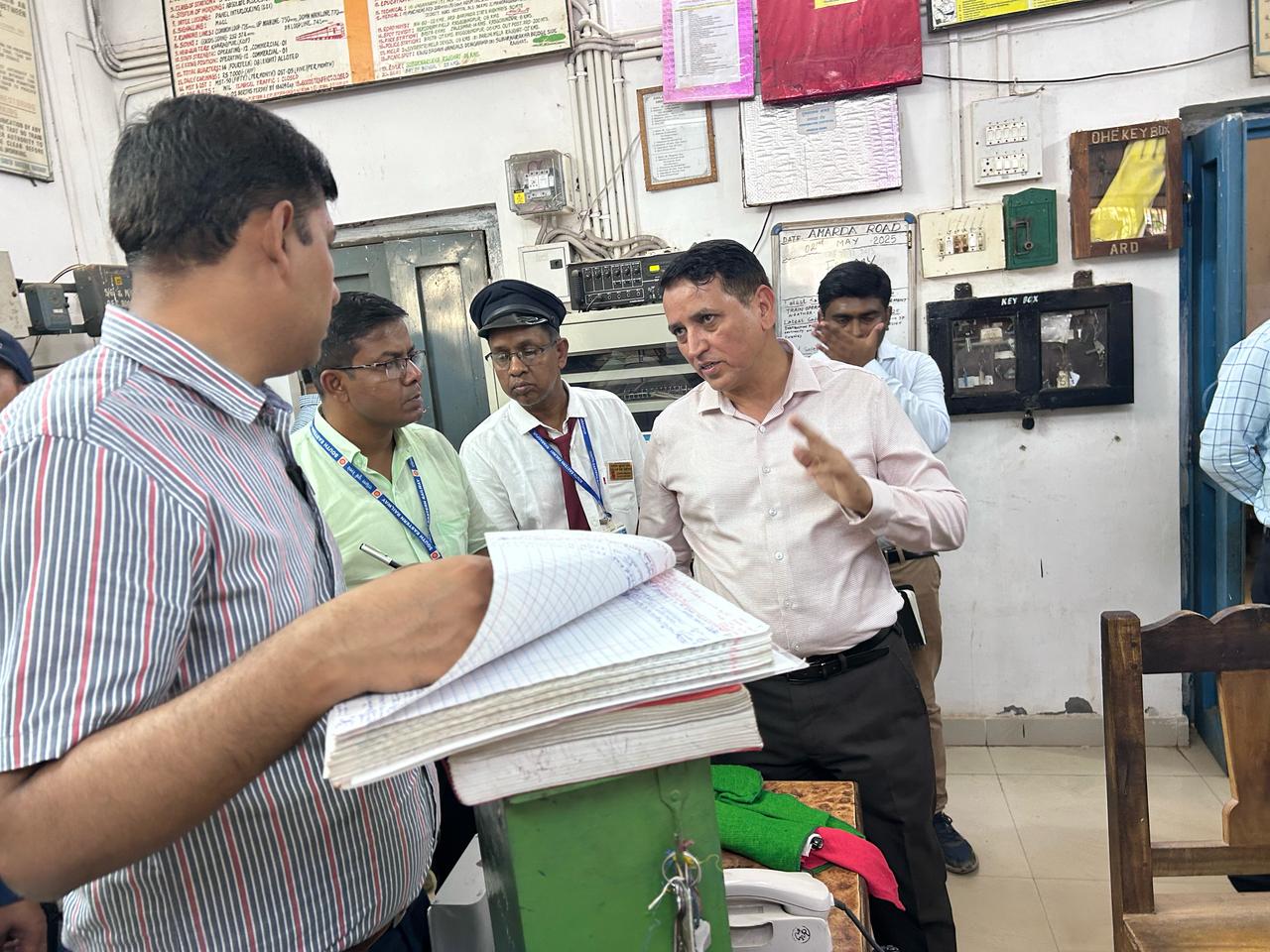 Railways: DRM के.आर. चौधरी ने किया हिजली-रानीताल सेक्शन का निरीक्षण, विकास कार्यों को दी प्राथमिकता