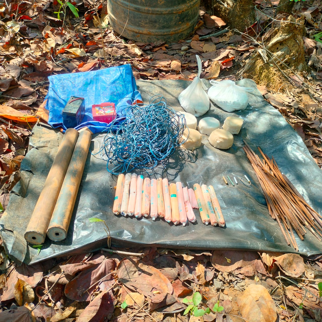 Chaibasa: चाईबासा में सुरक्षा बलों की बड़ी कामयाबी, नक्सल डंप कैंप ध्वस्त – विस्फोटक बरामद