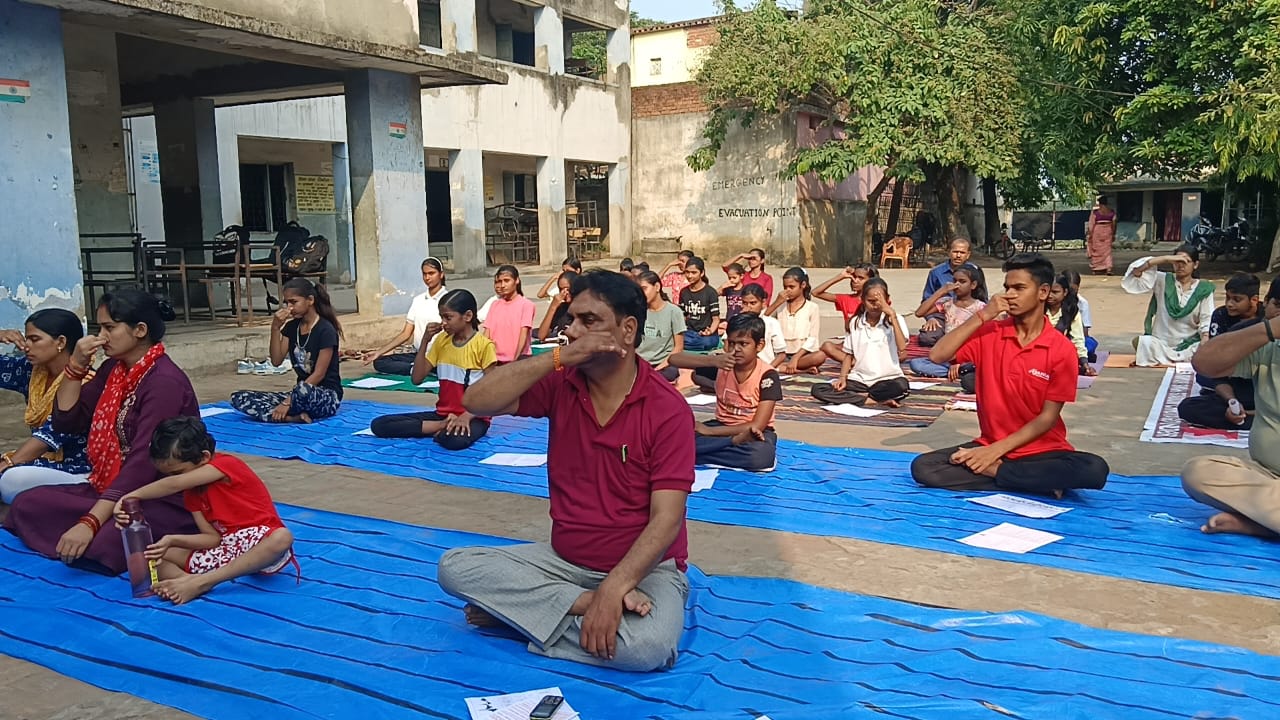 Jamshedpur: सामुदायिक उच्च विद्यालय बारीगोड़ा में स्कूल की छुट्टियों में योग शिविर, जुटे अनेक विशेषज्ञ
