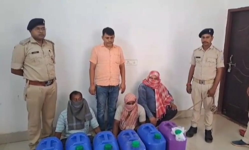 Deoghar : नकली शराब बनाने के गोरखधंधे के भंडाफोड़, बस ड्राइवर और खलासी गिरफ्तार