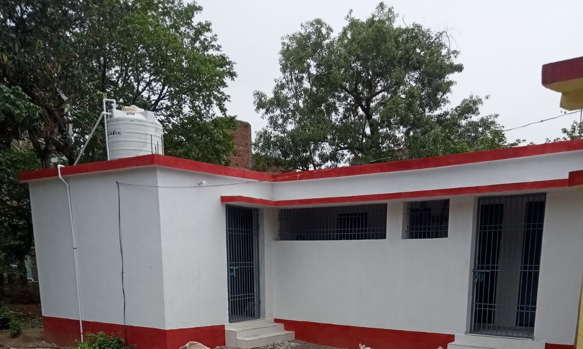 Deoghar : डीसी के निर्देश पर कुष्ठ आश्रम में शौचालय और पानी टंकी का कराया गया निर्माण