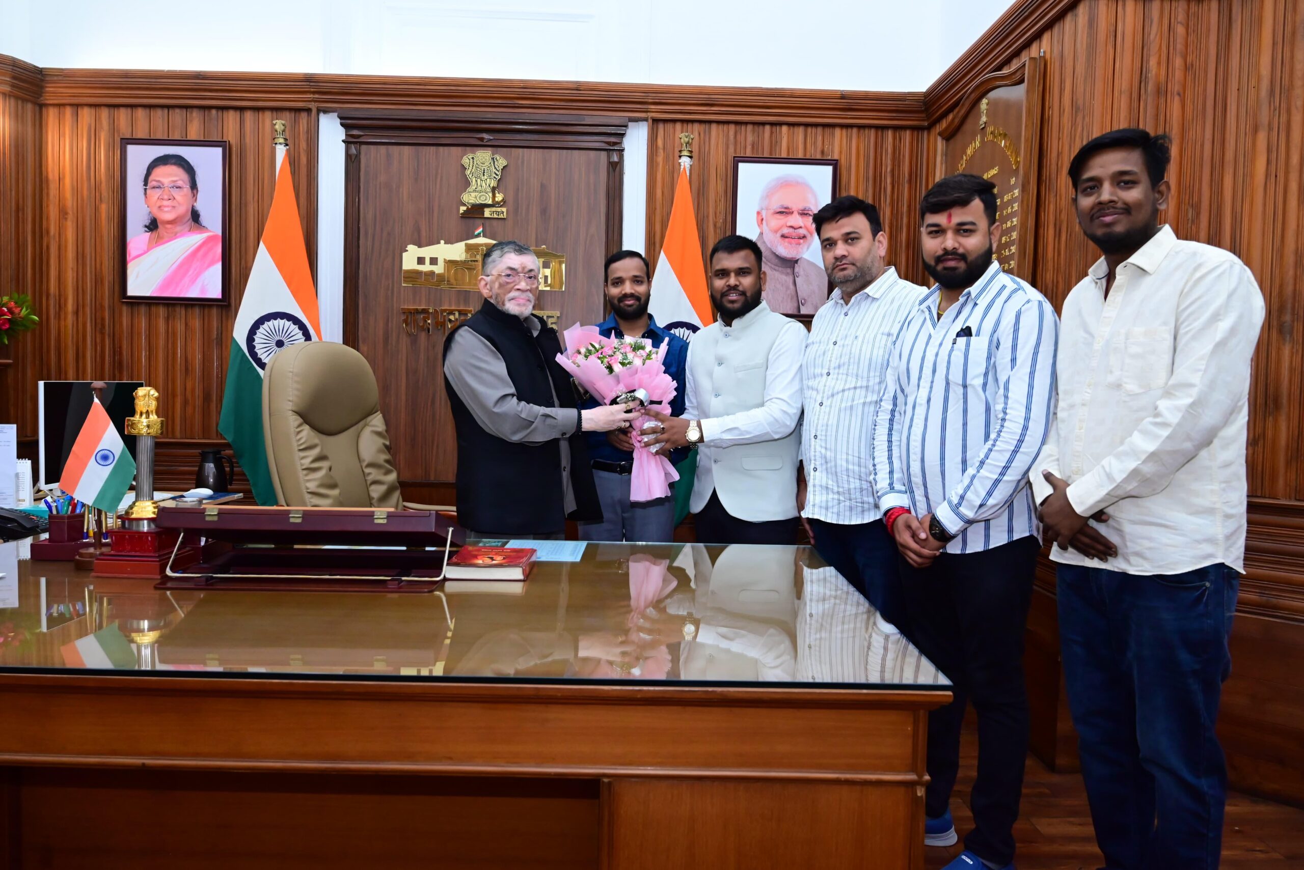 Jamshedpur: राज्य में बढ़ रही हैं कानून-व्यवस्था की समस्याएं, भाजयुमो ने राज्यपाल से की मुलाकात