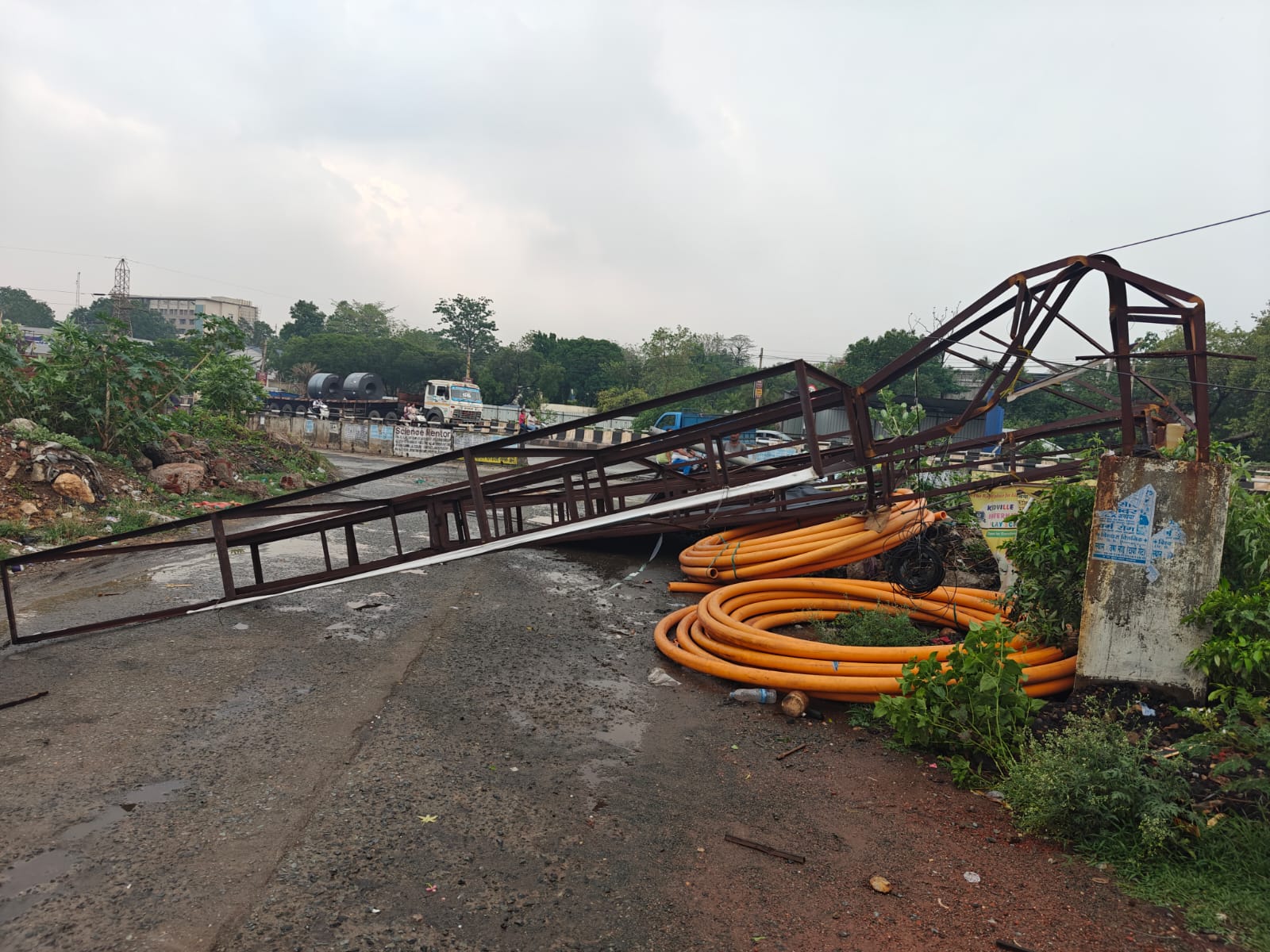 Gamharia: गम्हरिया में आंधी-पानी से टूटा होर्डिंग, सड़क पर अवरोध