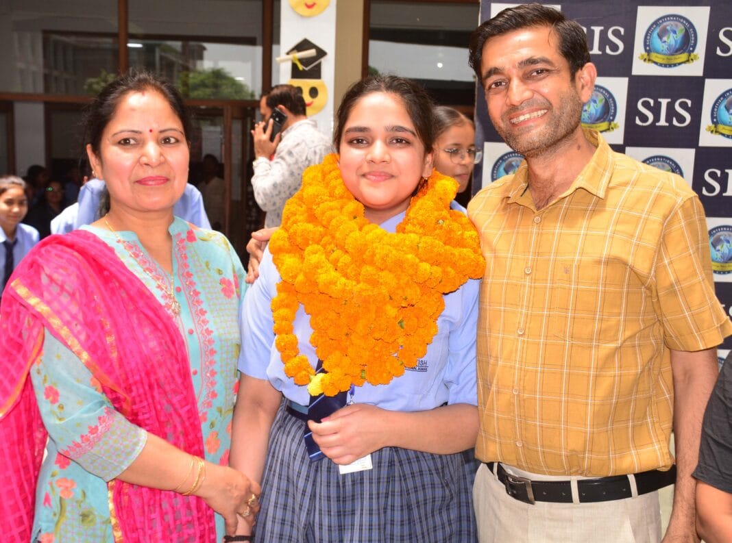 Uttar Pradesh: शामली की सावी जैन ने सीबीएसई 12वीं परीक्षा में 499 अंक प्राप्त कर देश में पहला स्थान हासिल किया