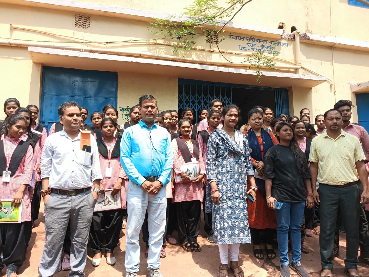 GUA: नोवामुंडी कॉलेज के छात्र-छात्राओं ने बालिझोर ग्राम पंचायत का किया भ्रमण