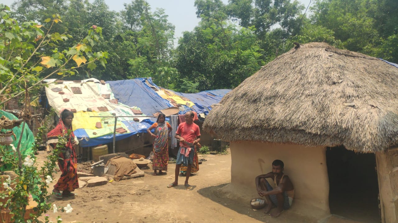 Baharagora: पन्नी डालकर झुग्गी झोपड़ी में रहने को मजबूर, अधिकारियों के चक्कर काटकर थक चुका गरीब परिवार, नहीं मिला पीएम आवास योजना का लाभ