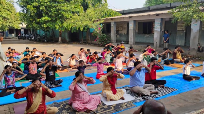 Jamshedpur: सूर्य नमस्कार में दिखी विद्यार्थियों की ऊर्जा – ध्यान में समाई शांति, सामुदायिक विद्यालय बारीगोड़ा में योग शिविर