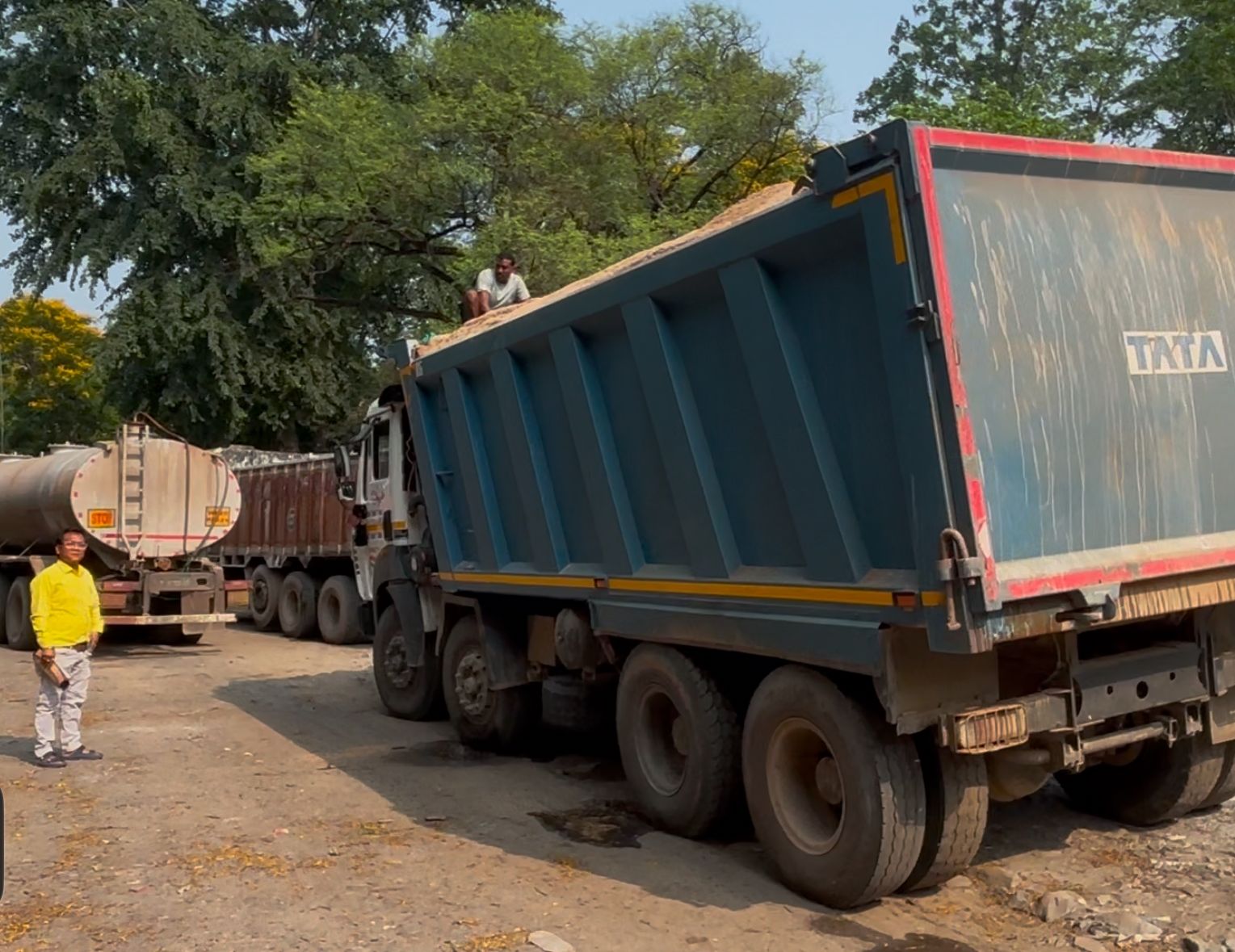 Jadugora: NGT की रोक के बावजूद UCIL में धड़ल्ले से बालू की आपूर्ति — जिम्मेदार कौन?