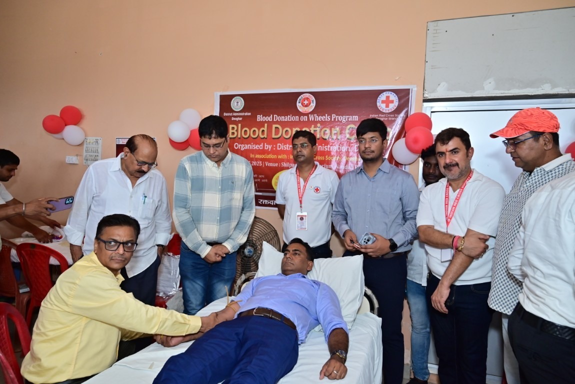 Deoghar: DC ने बढ़ाया हौसला, खुद बने रक्तदाता, नवनियुक्त चौकीदारों ने किया रक्तदान