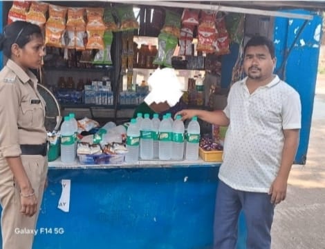 Kharagpur: बालेश्वर स्टेशन के प्लेटफार्म 4 पर अस्वीकृत पैकेज्ड पेयजल की 13 पेटियां की गई जब्त