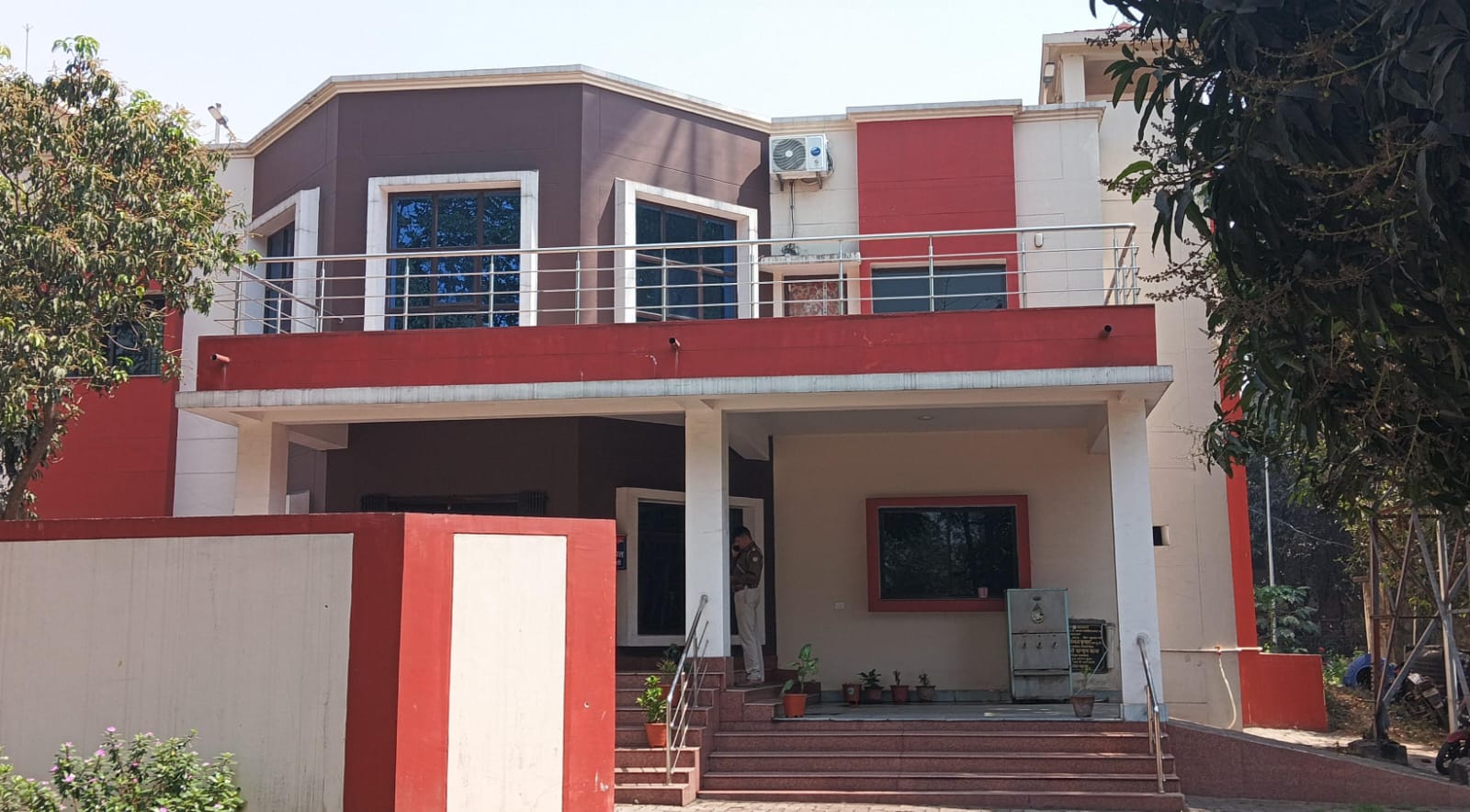 Adityapur: कुलुपटांगा में पति ने  कुल्हाड़ी से पत्नी पर किया जानलेवा हमला, प्रेमी की मौत