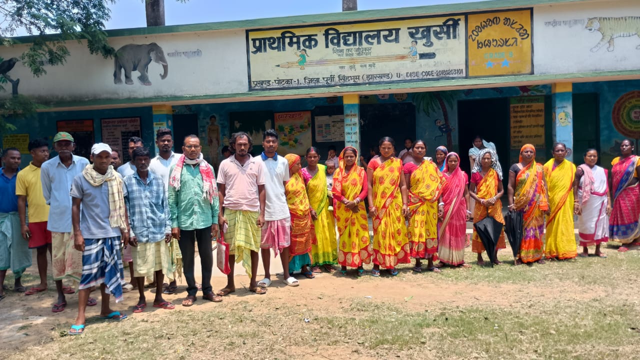Jadugora : खुर्शी प्राथमिक विद्यालय में शिक्षक के गायब रहने के खिलाफ ग्रामीणों ने किया प्रदर्शन, स्कूल में शिक्षकों की संख्या बढ़ाने की मांग की