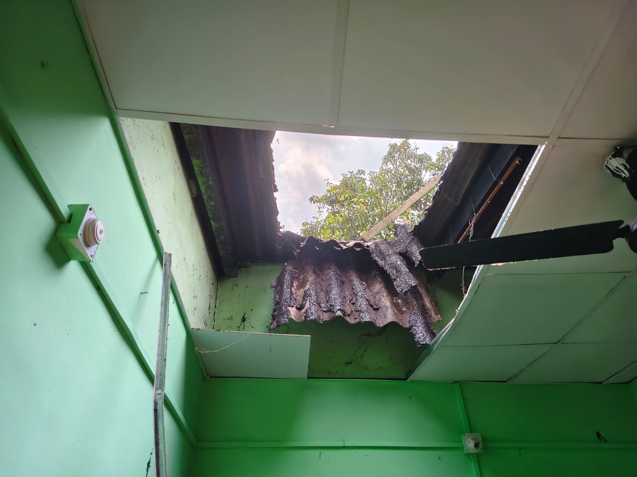 West Singhbhum: बारिश से बचाने चढ़े थे छत पर, सुरक्षा के बिना चल रहा था काम – गिरे दो मज़दूर