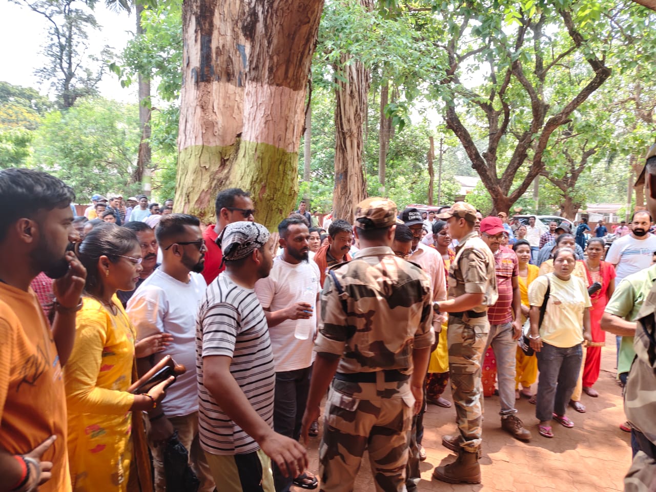 West Singhbhum: अस्पताल प्रबंधन के खिलाफ भड़का मजदूरों का गुस्सा, ठेका कर्मचारी के इलाज में भेदभाव