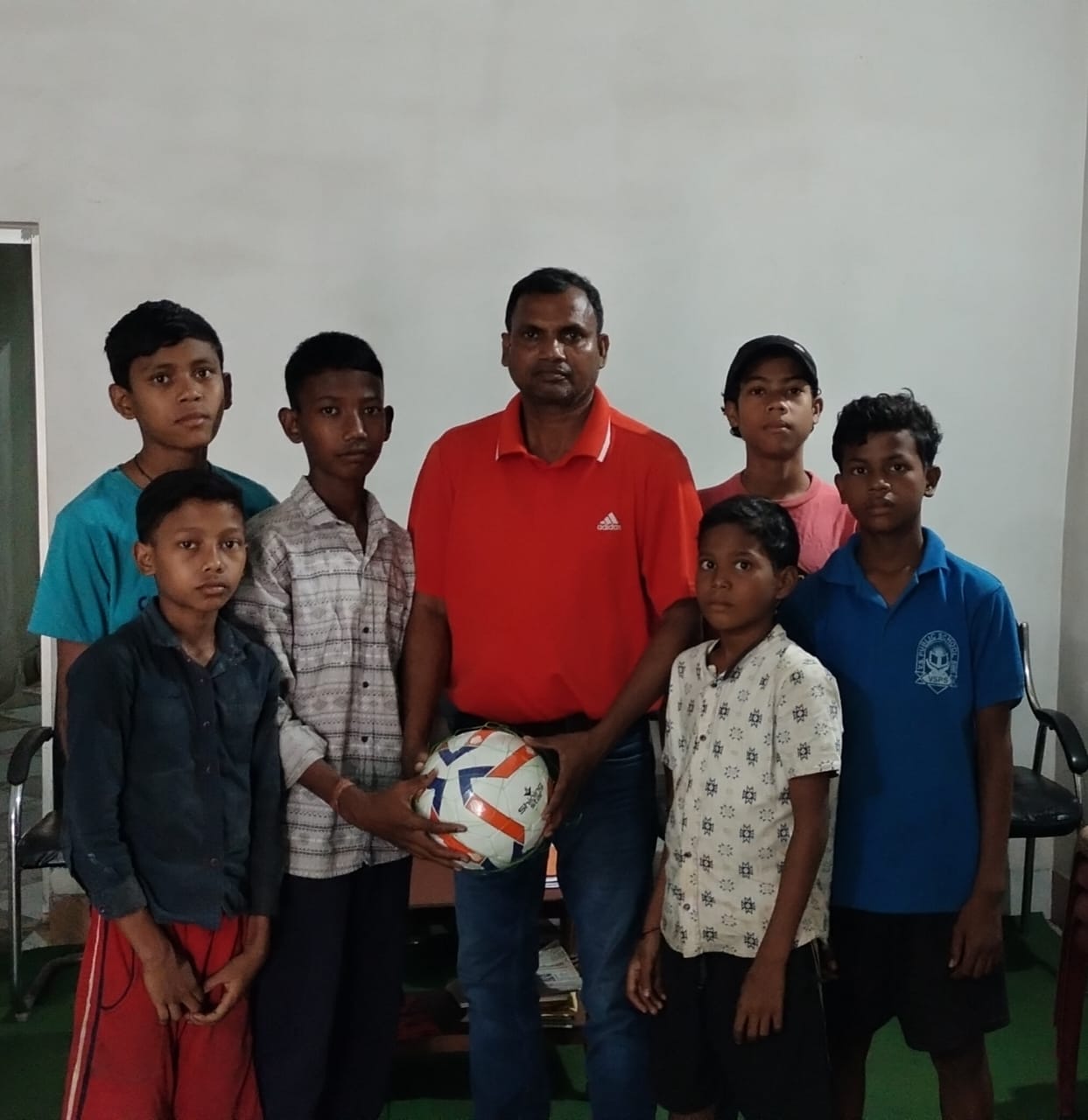 Gamharia: जिप सदस्य ने बच्चों के बीच खेल सामग्री का किया वितरण