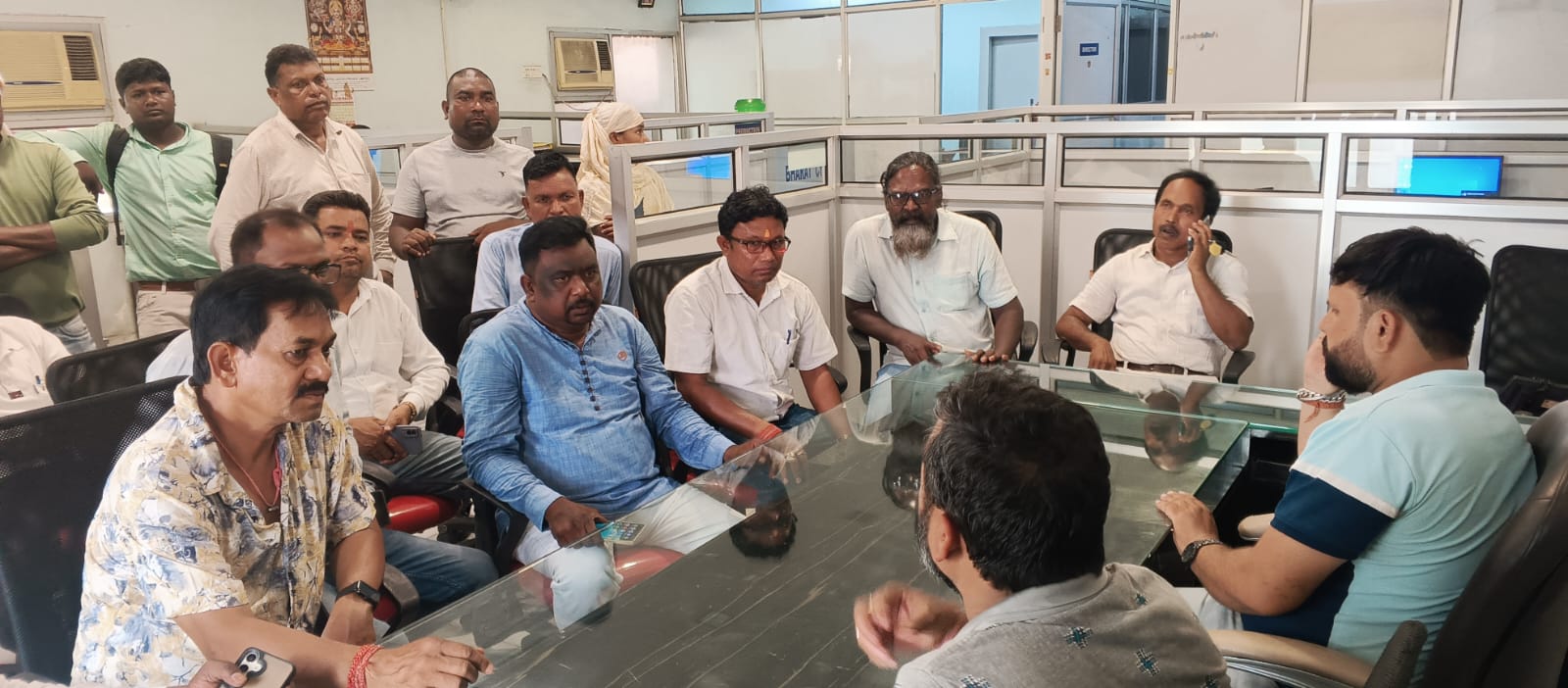 Gamharia: मानसिक प्रताड़ना की शिकायत करने वाली महिला को ठेकेदार ने काम से निकाला