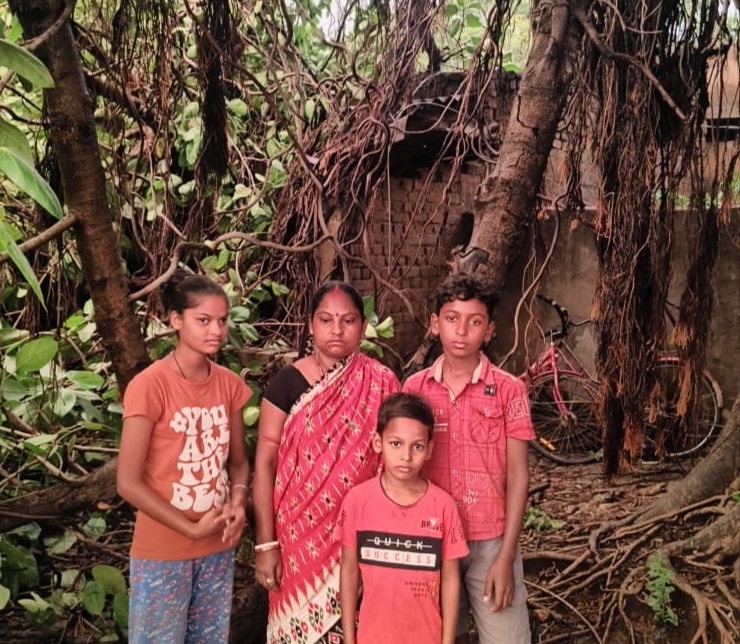 Gamharia: झुरकुली में घर के ऊपर वृक्ष व विद्युत पोल गिरा, कोई हताहत नहीं