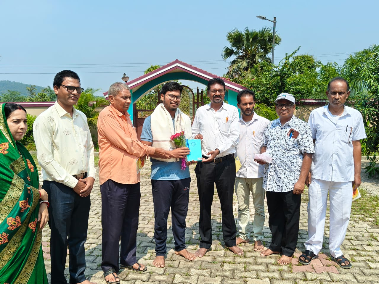 Potka: नवोदय के छात्र ने 12वीं में किया जिला टॉप, गाजुड़ संस्था ने किया सम्मानित