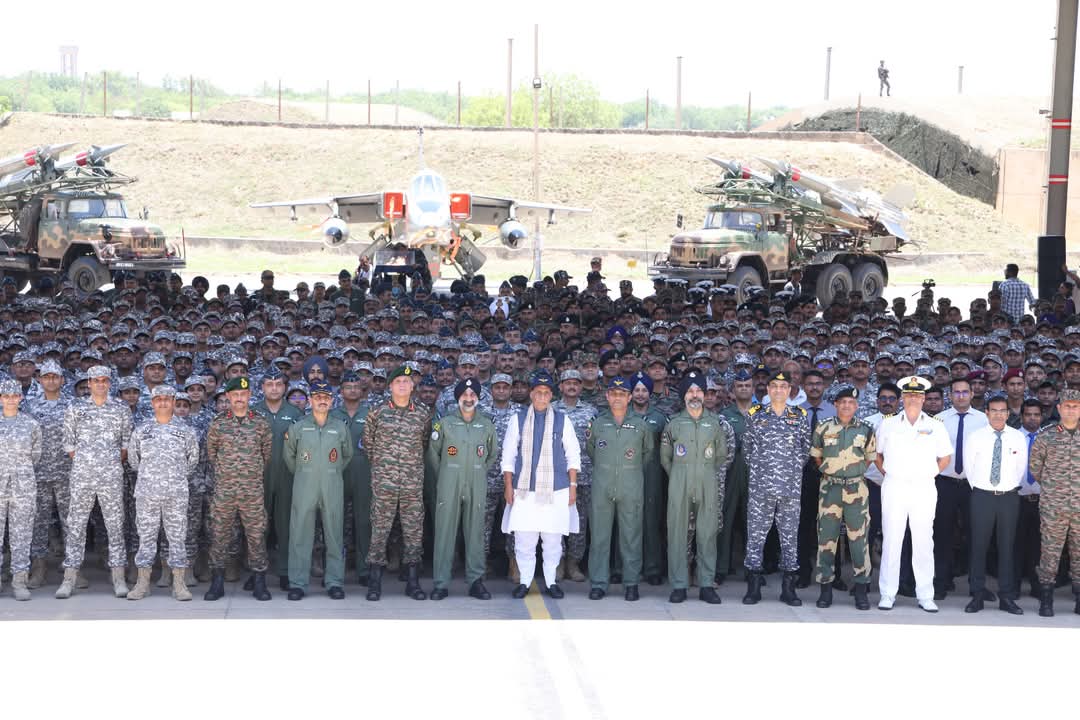 Rajnath Singh: भुज एयरबेस पर वायुसेना के जांबाज़ों से मिले रक्षा मंत्री, गूंजा राष्ट्र गौरव