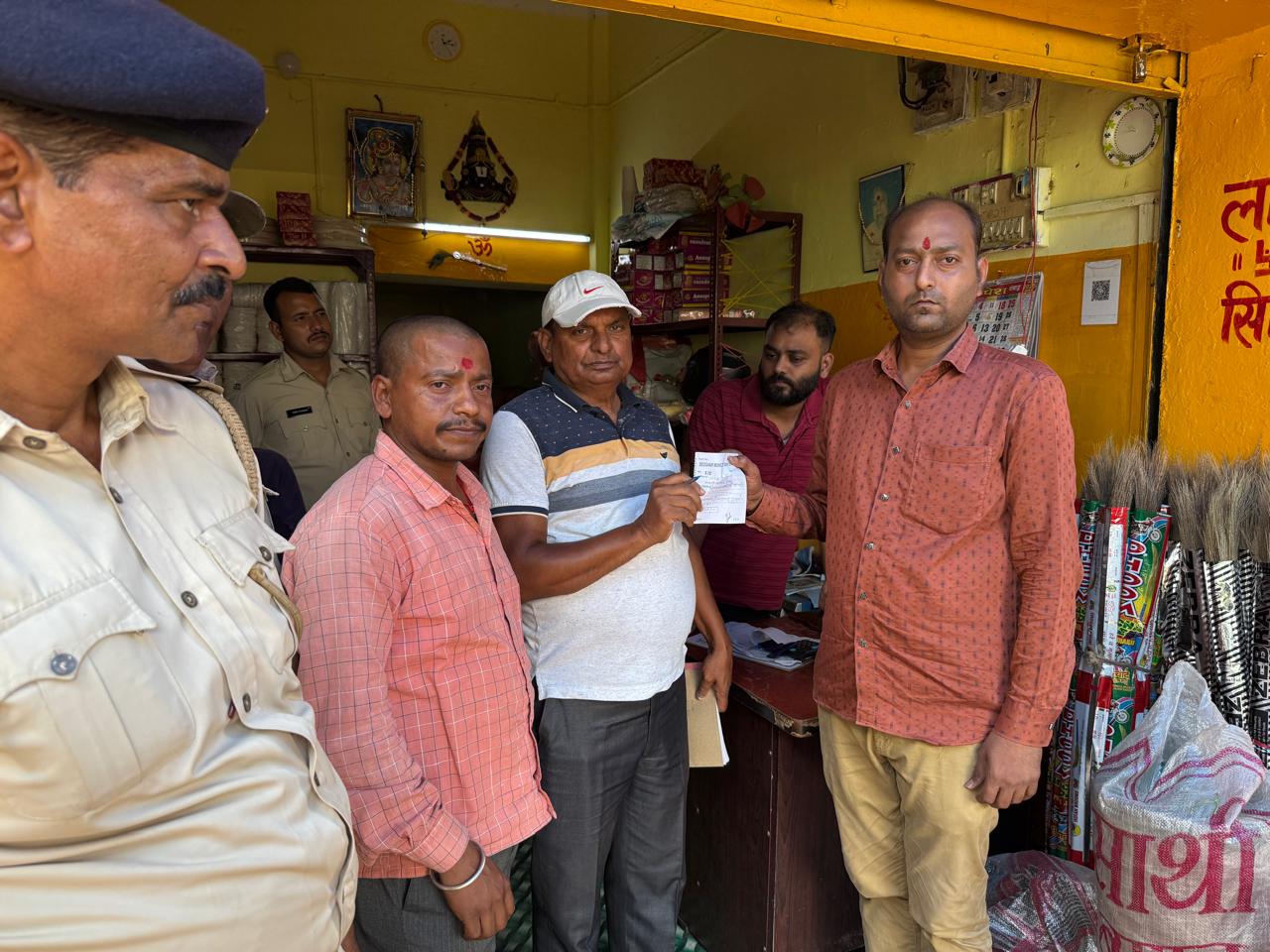 Deoghar : सिंगल यूज प्लास्टिक पर सख्ती, निगम की टीम ने बाजार में की छापेमारी, 14 दुकानों से वसूला जुर्माना