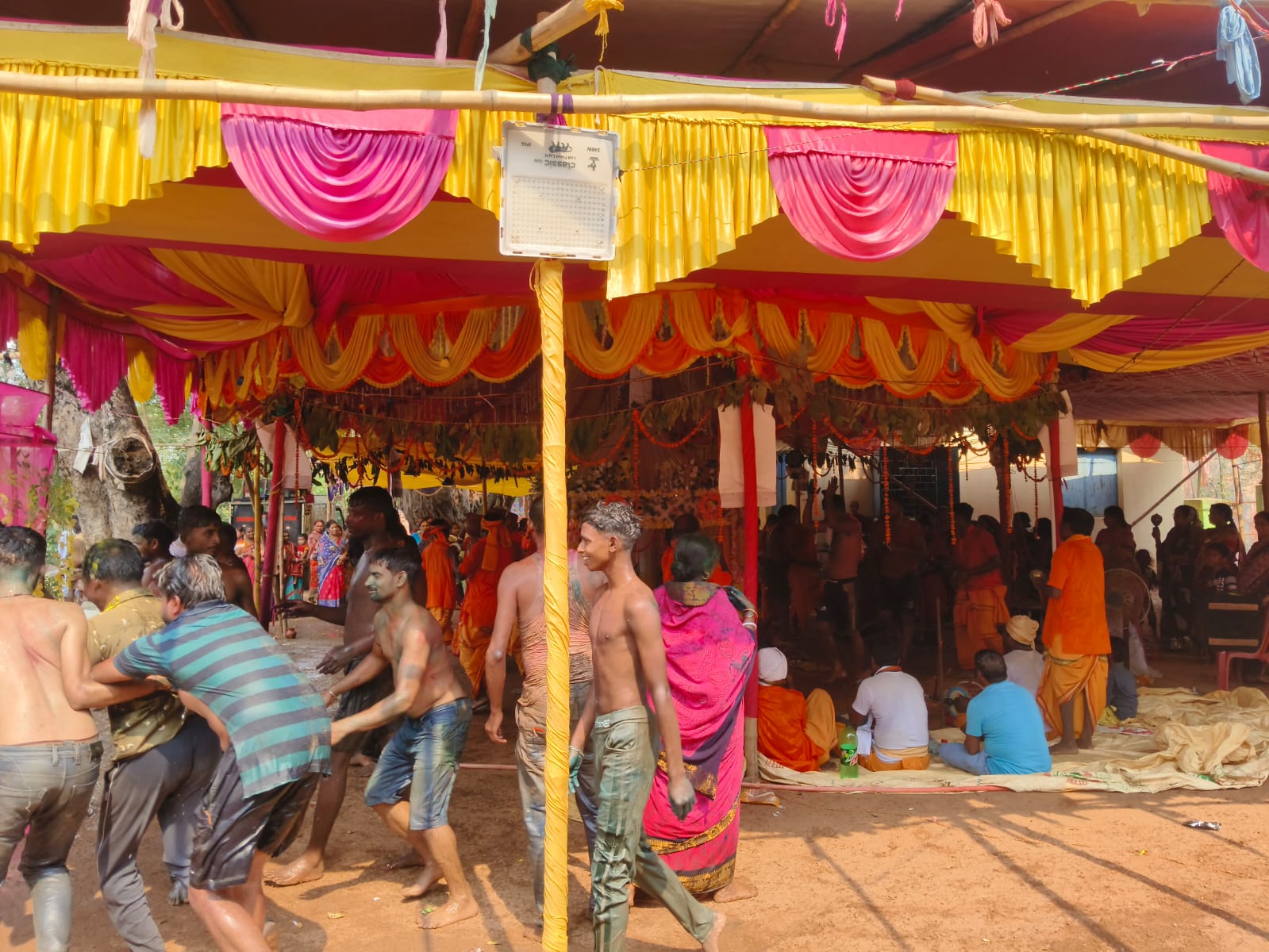 Baharagora: भूतिया गांव में दधि महोत्सव के साथ हरिनाम संकीर्तन का समापन