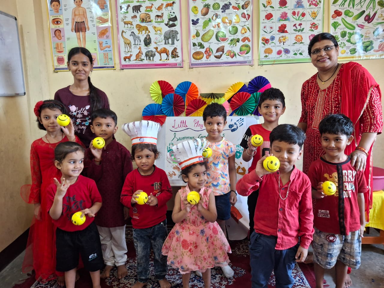 Gamharia: फिंगरप्रिंट से लेकर क्राफ्ट हैंडमैकिंग तक, समर कैंप में नन्हे कलाकारों की झलक